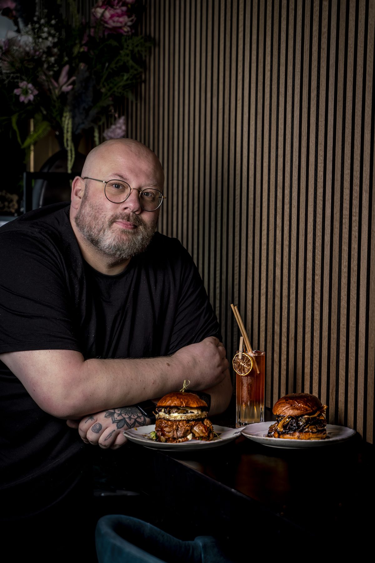 Chef Diego Buik met burgers en een cocktail bij Diego's Burger Atelier Rotterdam