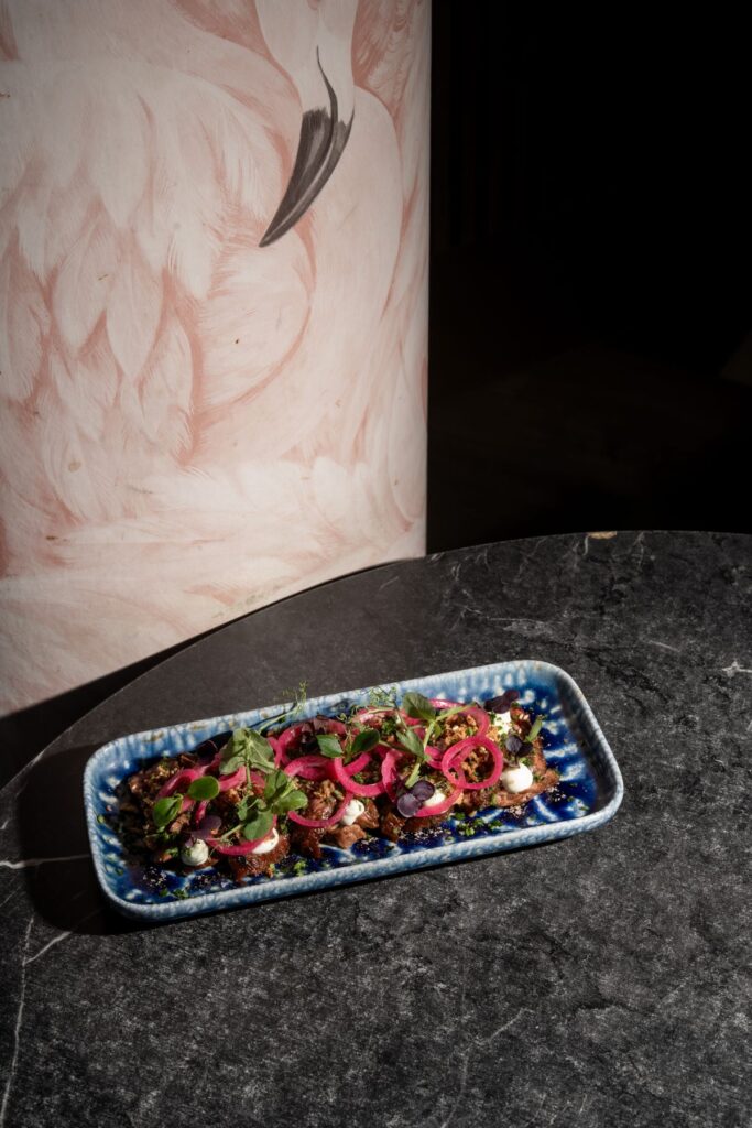 Beef tataki met rode ui en cress bij Diego's Burger Atelier