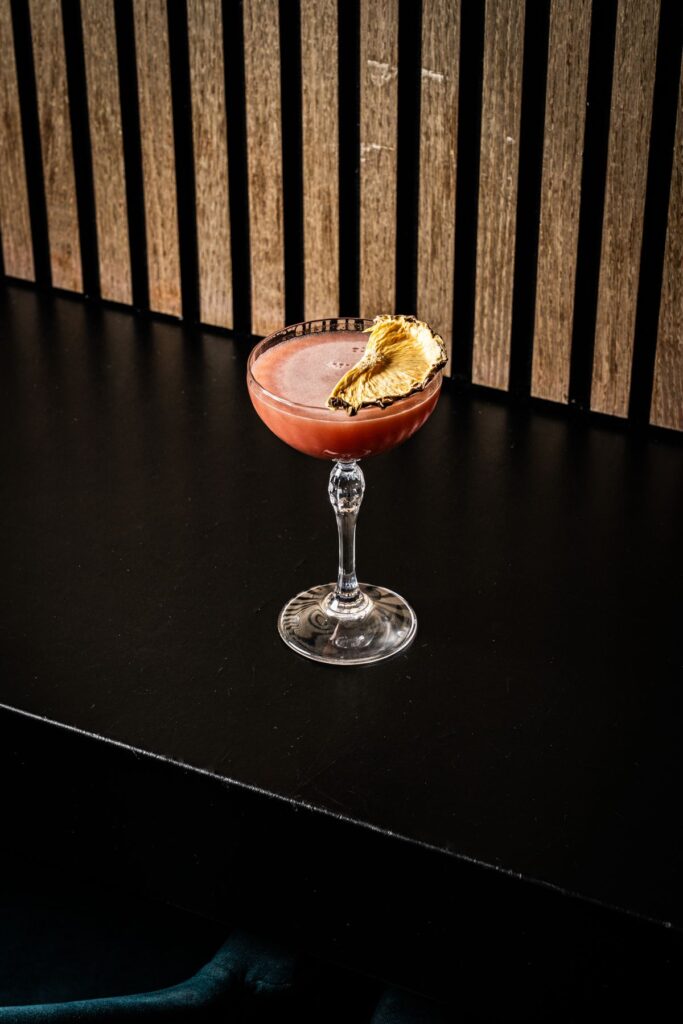 Roze cocktail met gedroogde ananas bij Diego's Burger Atelier