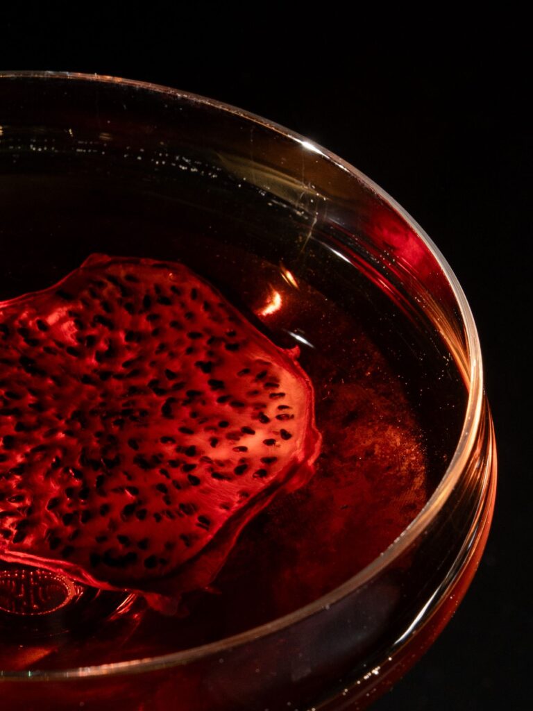 Close-up van een rode cocktail met gedroogde dragonfruit