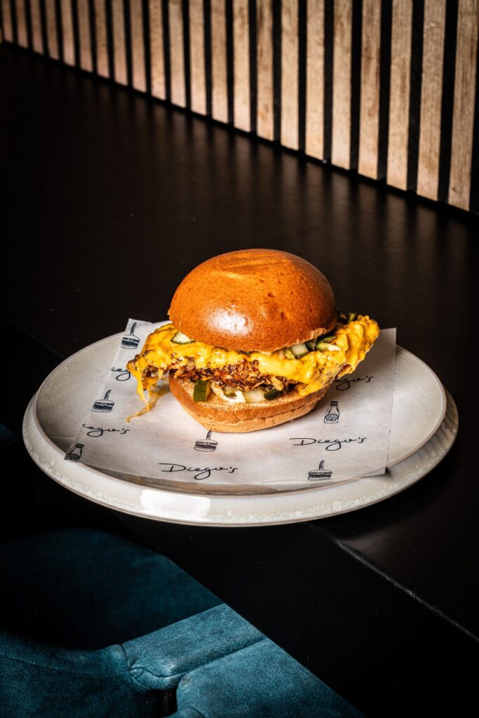 Fried chicken burger met cheddar en augurken bij Diego's