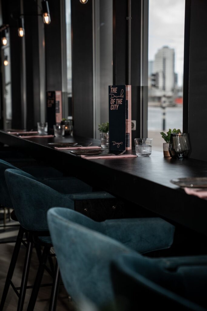 Bar aan het raam met uitzicht op Rotterdam bij Diego's Burger Atelier